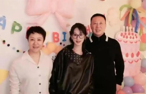 杨紫33岁生日，和父母合照，杨紫长得太像爸爸了