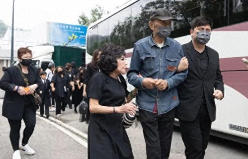 81岁TVB老戏骨近况曝光！脸颊凹陷身形清瘦，与细仔李泳豪饮茶 