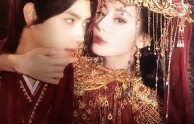 迪丽热巴在《白日提灯》中具体是如何演绎‘鬼王贺思慕’这个角色的？