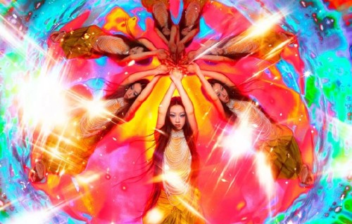 单依纯“把自己重新养一遍”的音乐理念具体体现在哪些作品中？