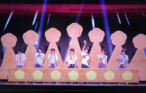 时代少年团上海演唱会皇冠退场是怎么设计的？