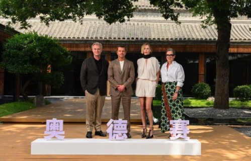 诺兰来华捞金，上海女主持屈膝仰头递麦，卑微姿态引全网热议