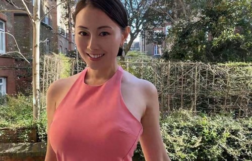 41岁袁嘉敏穿吊带秀曲线险走光，靠商演致富仍盼邂逅真爱 