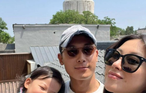 朱珠晒照庆结婚5周年!对老公满是爱慕，王昀佳小她2岁还是天津富二代，甘为妻子当家庭煮夫