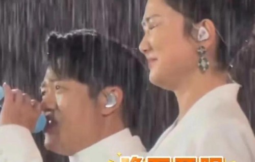 暴雨浇不灭热情！凤凰传奇厦门演唱会封神，万人雨中蹦迪太震撼