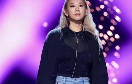 香港知名女星染金发即将复出，抗抑郁症三年，被蟑螂吓到花容失色