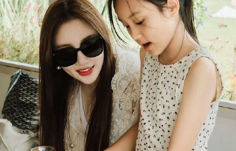 李小璐携3岁女回家，甜馨疑当姐