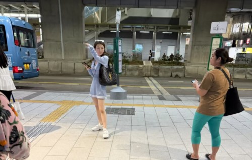 方媛带俩女儿逛街，穿小香风短裙背3万7包包，个子不高、排场大
