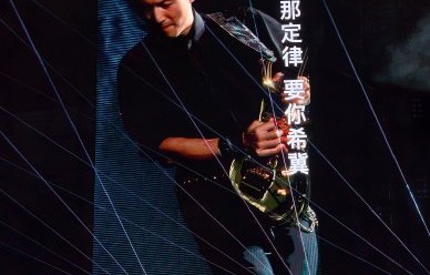 谢霆锋下雨演唱会拒伞坚持全开麦，背后有什么故事？