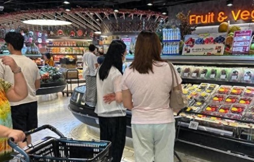 60岁朱丽倩超市被偶遇！素面朝天蹲地挑打折货：这哪像天王嫂？