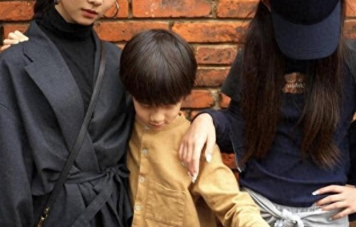 黄磊女儿多多晒与弟弟妹妹合照 一家人都自带文艺感