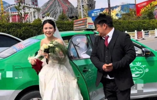 恭喜！知名网红石榴哥大婚，乘出租车到婚礼现场，直接开席接地气