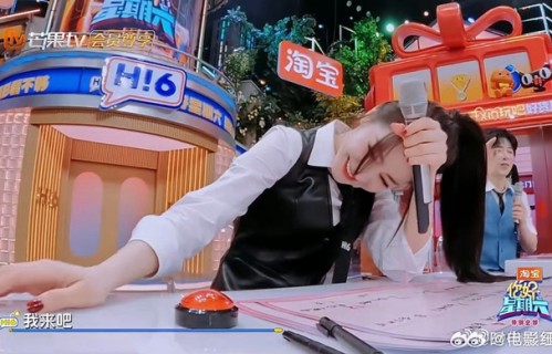 迪丽热巴你好星期六献唱卡壳，呆萌表情引热议