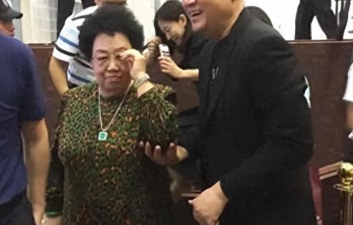 85岁富商陈丽华去世，和老公互称董事长迟先生，百亿遗产早有安排 