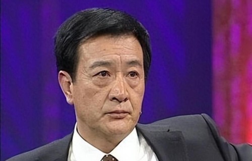 他当年比陈道明、唐国强还红，妻子被害后一蹶不振，今成大学教授