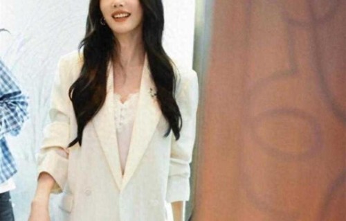 蔡文静变得越来越洒脱了，白色连衣裙搭配修身西服魅力无双！