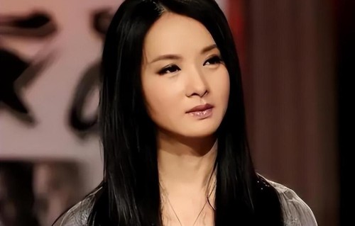 曾是双料影后，赴美13年花光积蓄，回国被骂滚回去，全网抵制
