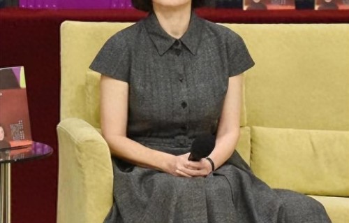 72岁林青霞剪了波波头年轻30岁，一身高级灰穿搭，完全没有大妈味 