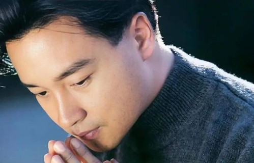 张国荣70岁诞辰:从未被超越的顶级IP,为何23年,思念从未落幕?|时光|传奇|舞台|文化|风继续吹