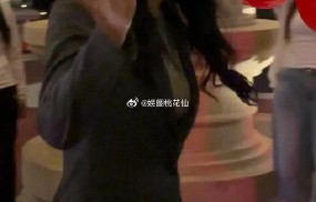 刘涛现身哈尔滨！灰色西装白裤造型又美又飒