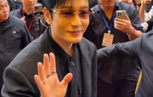 黄晓明五一亮相“黄金楼”，与车保罗罕见同框，直言“折耳根是我的挚爱”