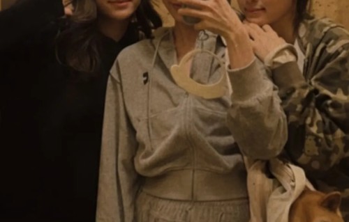 欧阳妮妮被质疑针对妹妹，曝光欧阳娜娜素颜，自己全妆叫对方保姆