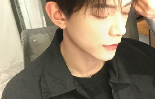 邓凯在早期直播中提到的月收入和车贷情况是怎样的？