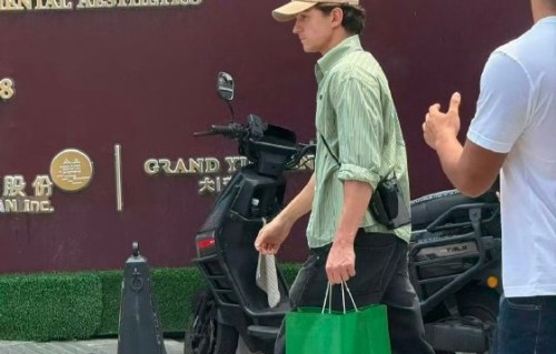 荷兰弟在上海街头躲猫猫游戏中发生了什么趣事？