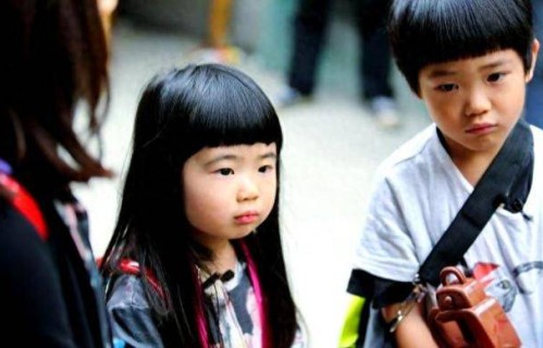 曹格儿子、邹市明儿子和钟丽缇二女儿参加活动，男帅女美好养眼