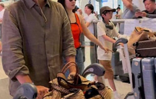 杜江霍思燕“一家四口”现身，儿子大大方方对镜头，女儿躲躲藏藏_代拍_女孩_经历