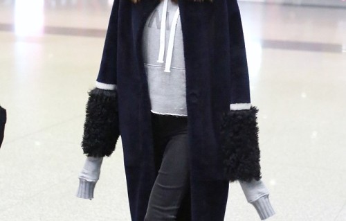 Angelababy錄完跑男深夜回京 邊走邊簽名