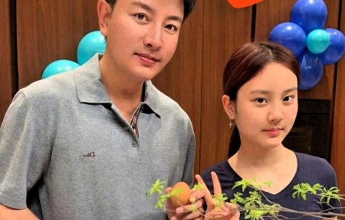 贾乃亮激动发文！42岁生日被甜馨暖哭，简单6个字看哭全网