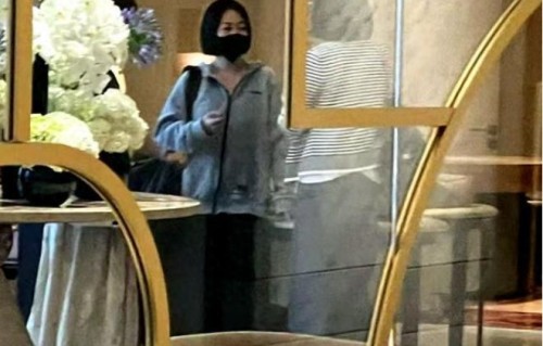 小S独自赴韩被拍,瘦到撑不起衣服!失去大S后,她还能振作吗?