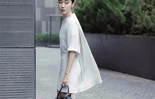 这还是那个小品女王张小斐吗？魔女霸王靴也太漂亮了！
