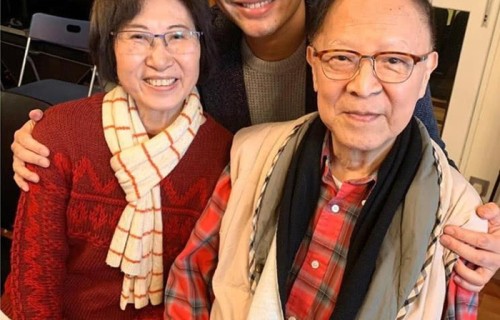 82岁钟景辉与一众徒弟聚会，稳坐C位受尊重，曾患上癌症今精神足