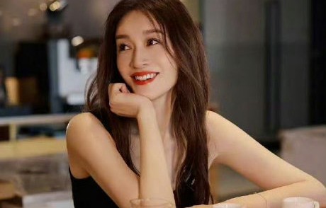 好友谢娜和队友王濛对李小冉在《乘风2026》的表现有何评价？