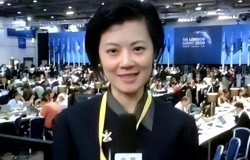 前央视主持人为爱情放弃国籍，走投无路回国捞金，如今过的怎样了