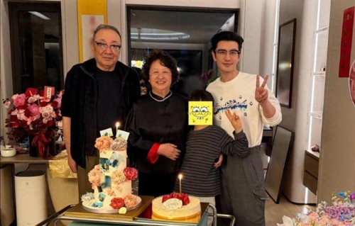 黄晓明带小海绵给妈妈庆生，16字打脸叶珂，杨颖赢得毫不费力