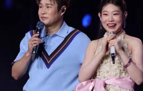 小沈阳带女儿录节目，沈佳润穿粉衣配牛仔裤，模样清纯变好看了