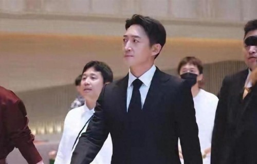 和蒋欣相恋四年无果，他转身娶小四岁师妹，苦熬二十年红透半边天