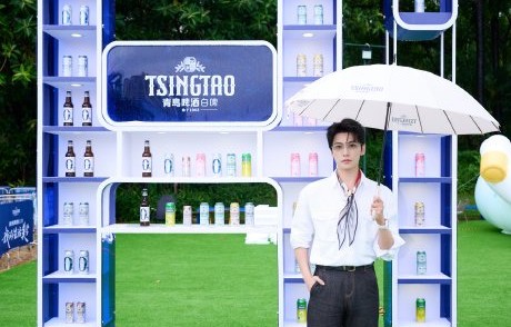 暴雨中杨洋深圳见面会和粉丝举杯太好哭了