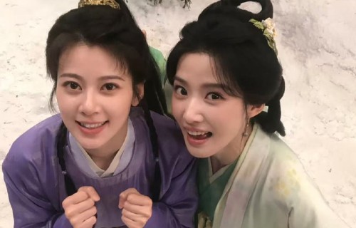 卢昱晓晒与赵昭仪六一合照