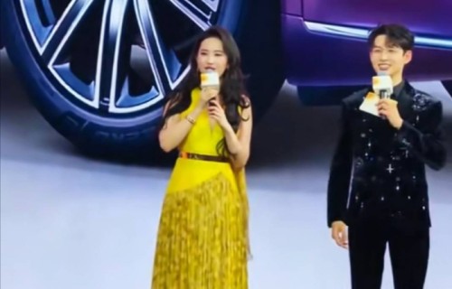 刘亦菲再现宠粉名场面:一句\"可以!你要来么\"引爆全网少女心