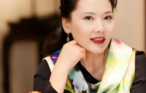 因太美无人敢追，父亲为她终生不娶，老公独宠36年，儿子随她姓