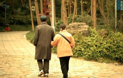 老了以后才明白：儿女不主动回家，多半不是嫌你穷，而是这3件事
