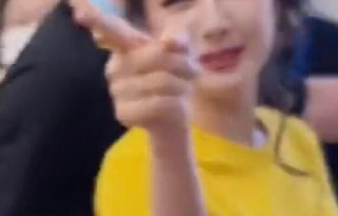 迪丽热巴看到什么手机壳笑场了？