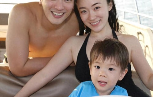 杜江现身北京4S店，看40万豪车拍照试驾，霍思燕全程抱狗陪同 