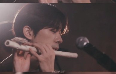 易烊千玺“美甲”翻车？真相竟是自制山茶花笛子