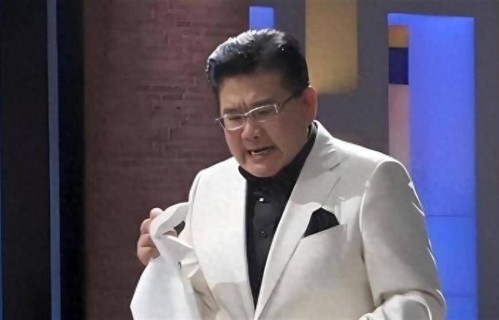 她是上海知名主持，母亲是骆文莲，师傅是曹可凡，如今却转行幕后