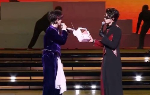 青岛演唱会上苏新皓为何要主动送给朱志鑫戒指？